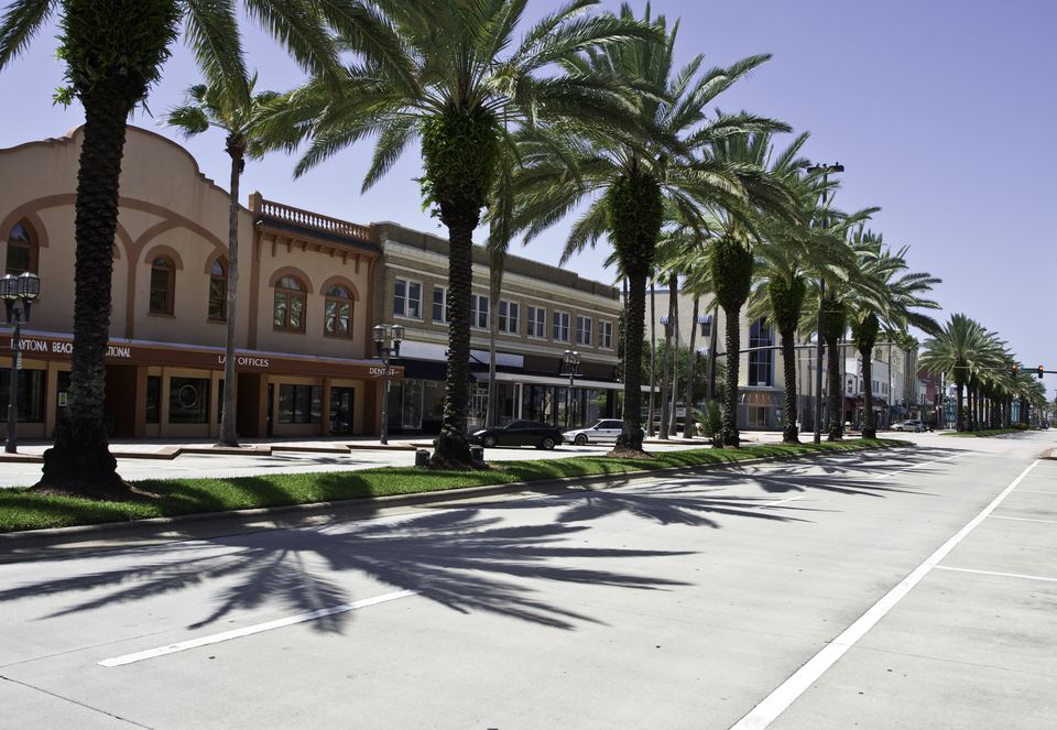 daytona-beach-with-road-and-trees-157439461-597baff6c41244001014c955